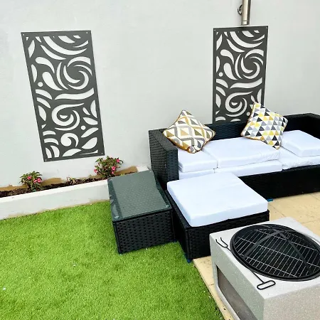 3 Cosy Homes Walking Distance To Mall With Parking Available To Book Separately 3 Bed House Or 1 Bed Or Londen
