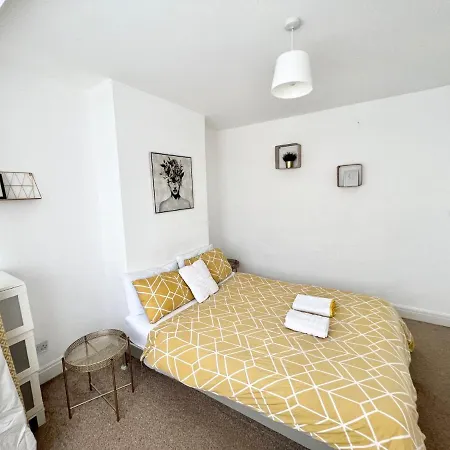 3 Cosy Homes Walking Distance To Mall With Parking Available To Book Separately 3 Bed House Or 1 Bed Or *