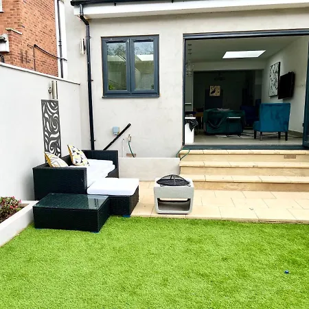 3 Cosy Homes Walking Distance To Mall With Parking Available To Book Separately 3 Bed House Or 1 Bed Or Vakantiehuis
