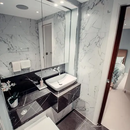 Lovely 4/bdr Penthouse W/ Lovely Views Appartamento Londra