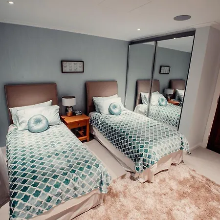 Lovely 4/bdr Penthouse W/ Lovely Views Appartamento Londra