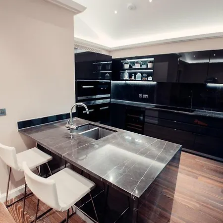 Lovely 4/bdr Penthouse W/ Lovely Views *