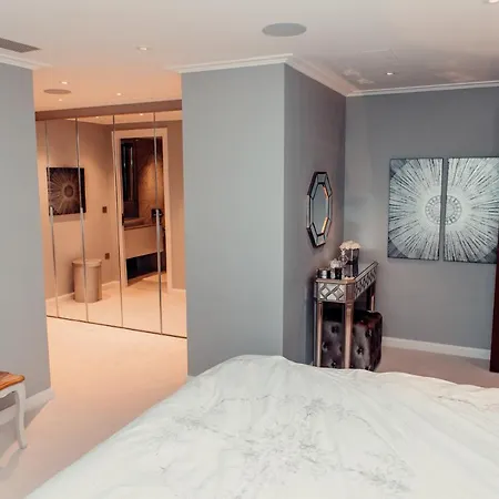 Lovely 4/bdr Penthouse W/ Lovely Views Appartamento Londra