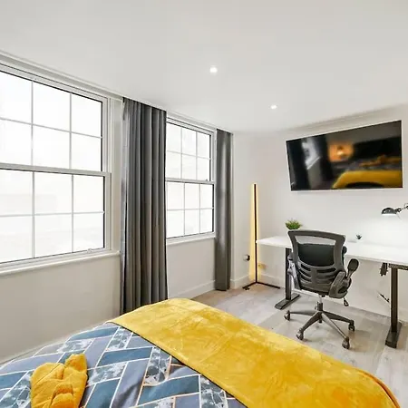 Modern 2 Bedroom In The Heart Of Apartment *
