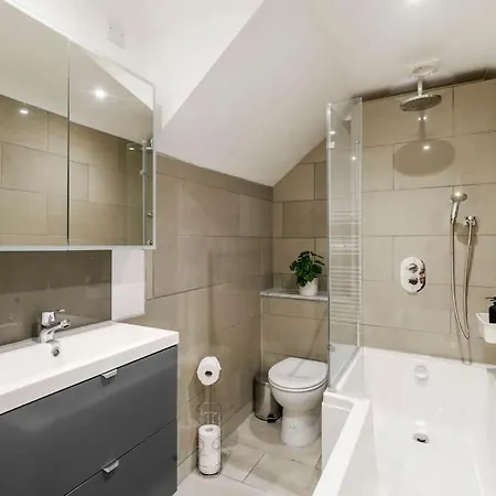 Apartment Modern 2 Bedroom In The Heart Of *