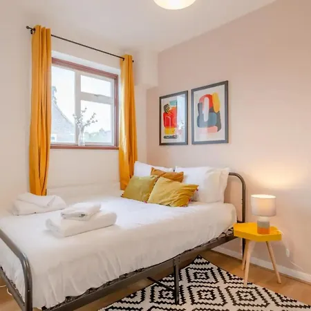 3 Bedroom House With Garden Holiday home London