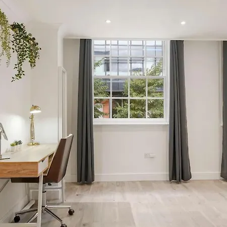 Modern 2 Bedroom In The Heart Of Apartment