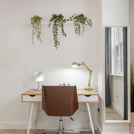 Modern 2 Bedroom In The Heart Of Apartment *