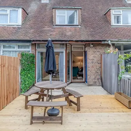 3 Bedroom House With Garden * London