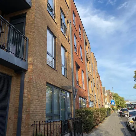 Spacious Two Bedroom In Balham *