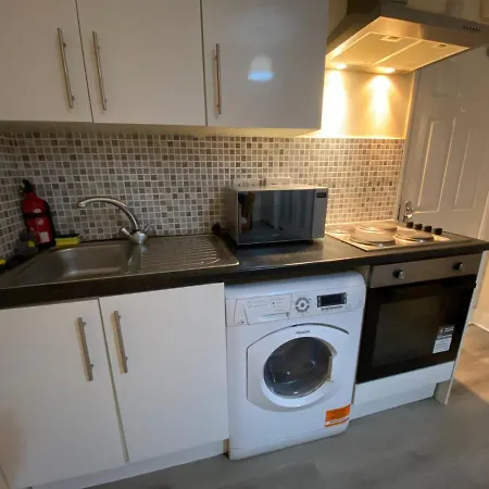 Lovely 1-bedroom Flat In Apartment *