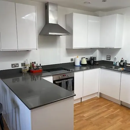 Lovely 2-bed Flat With Well Equipped Kitchen