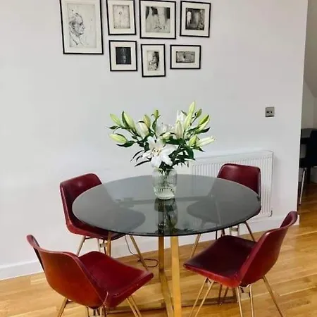 Lovely 2-bed Flat With Well Equipped Kitchen