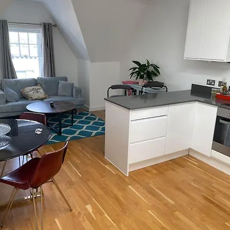 Lovely 2-bed Flat With Well Equipped Kitchen