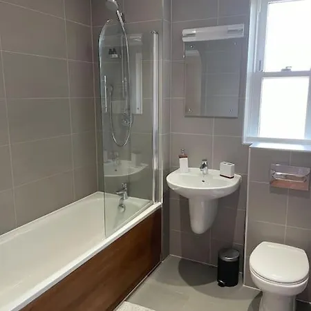 Appartement Lovely 2-bed Flat With Well Equipped Kitchen *
