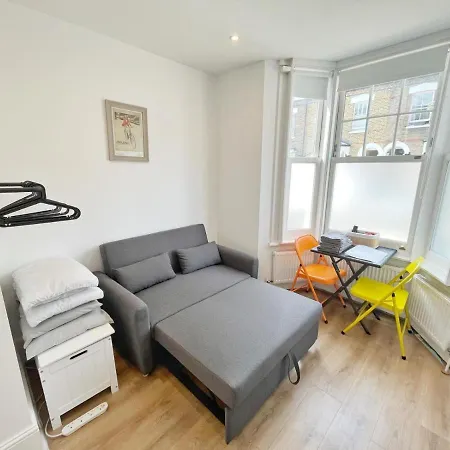 Renovated Small Self Contained Studio Londres
