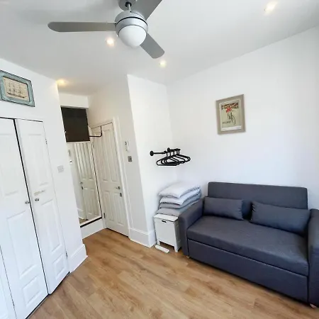 Renovated Small Self Contained Studio Appartement *