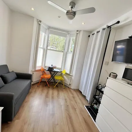 Apartment Renovated Small Self Contained Studio *