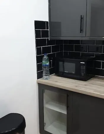 Apartment Entire Large 4 Bedroom Flat *