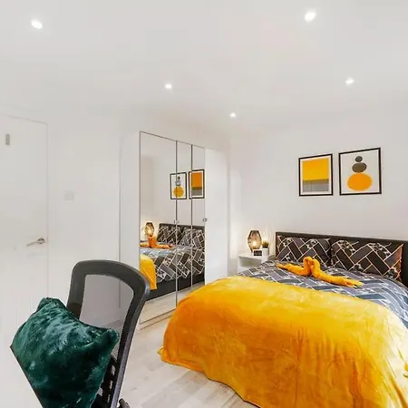 Modern 2 Bedroom In The Heart Of Apartment *