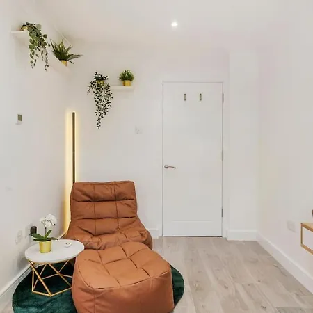 Modern 2 Bedroom In The Heart Of Apartment *