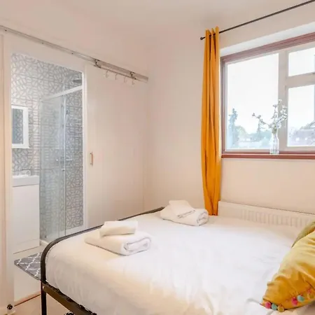 3 Bedroom House With Garden * London