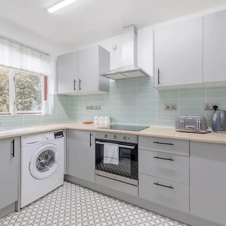 3 Bedroom House With Garden London