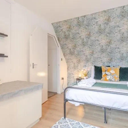 3 Bedroom House With Garden Holiday home *