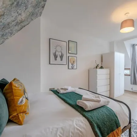 Holiday home 3 Bedroom House With Garden