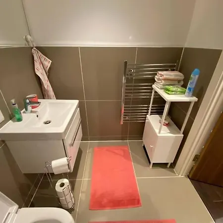 1+1 Modern Flat Next To Train Station * سوتون