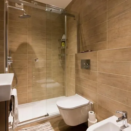 Leafy Suburban 5* Northwood (Greater London)
