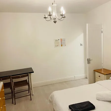 London With Free Parking 134 Bed & Breakfast *