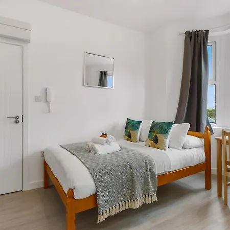 Heathrow Airport With En-suite * Southall