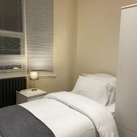 Bed & Breakfast Beautiful Only Few Steps Away From Bruce Grove Tottenham Stadium *