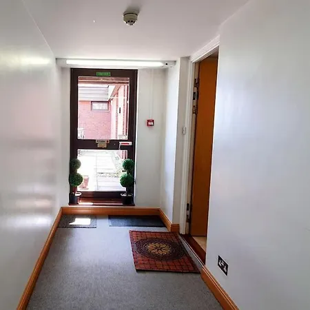 Beautiful Centrally Located Spacious Penthouse Flat. * لندن