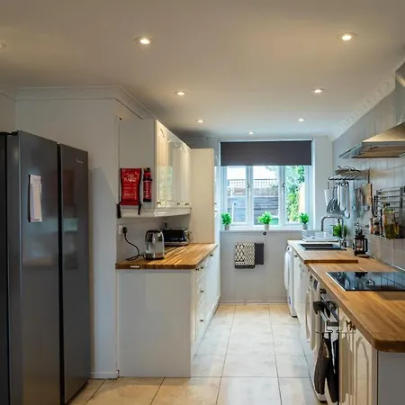 Bridge 3 Bedroom House With Reception Room, Office And Private Garden *