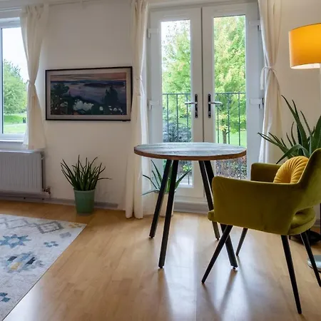 Bridge 3 Bedroom House With Reception Room, Office And Private Garden *