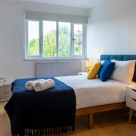 Holiday home Bridge 3 Bedroom House With Reception Room, Office And Private Garden London