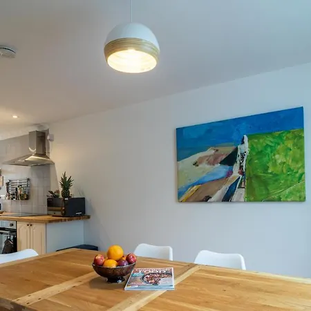 Bridge 3 Bedroom House With Reception Room, Office And Private Garden