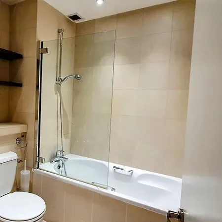 Beautiful Centrally Located Spacious Penthouse Flat. شقة