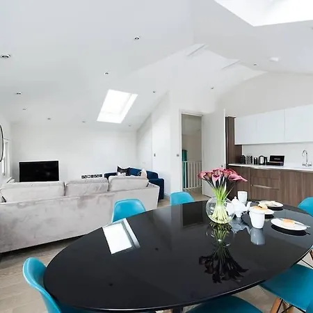 Apartment Recently Redecorated Bright And Spacious 1br Flat In West London