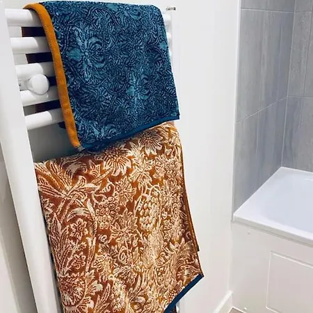 Stunning 1 Bed Luxury Apartment *
