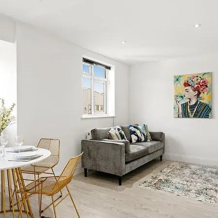 Two Bedroom By Dream Key Short Lets & Long Lets Uxbridge- 6 Apartment Uxbridge