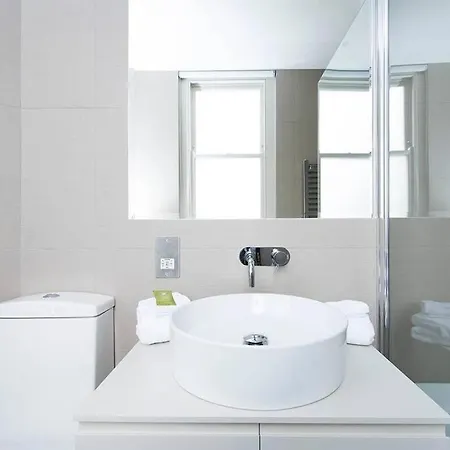 Recently Redecorated Spacious And Modern 1br Flat In West *