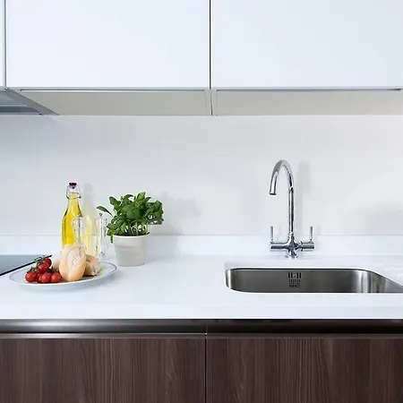 Recently Redecorated Spacious And Modern 1br Flat In West Apartman