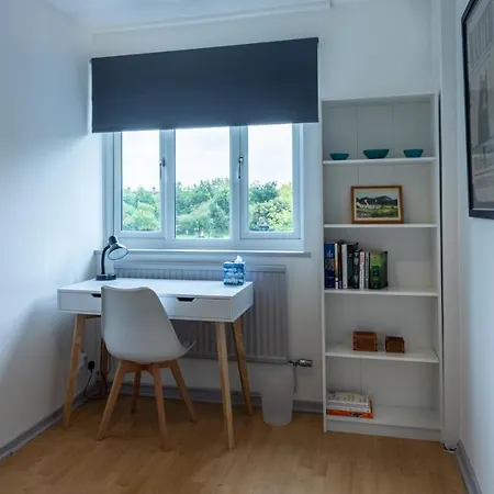 Bridge 3 Bedroom House With Reception Room, Office And Private Garden Holiday home