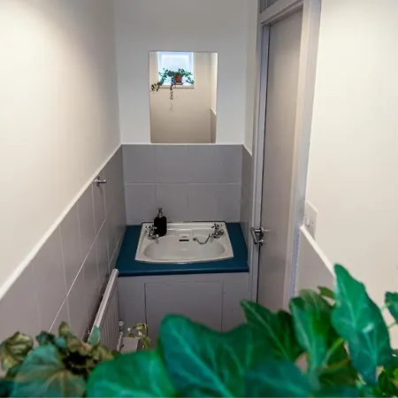 Bridge 3 Bedroom House With Reception Room, Office And Private Garden Holiday home *
