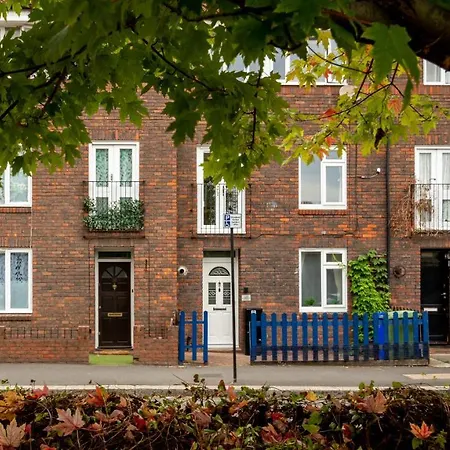 Bridge 3 Bedroom House With Reception Room, Office And Private Garden Holiday home London
