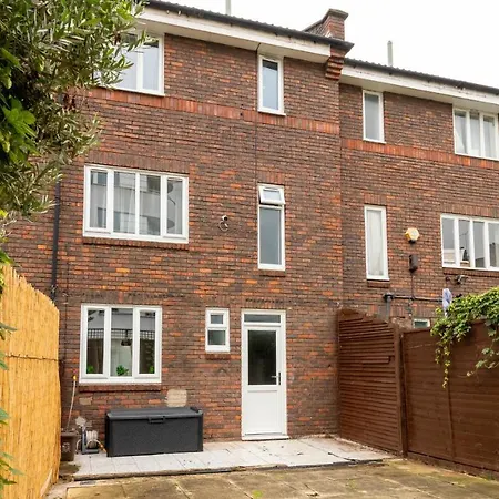 Bridge 3 Bedroom House With Reception Room, Office And Private Garden Holiday home