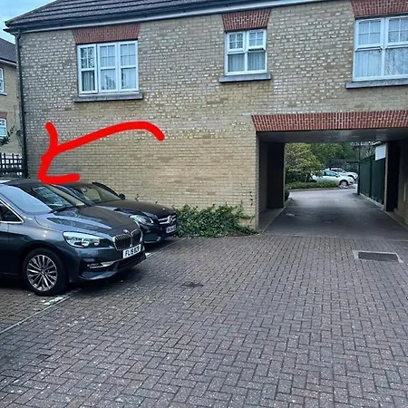 Cheerful 3 Bedroom With Free Parking